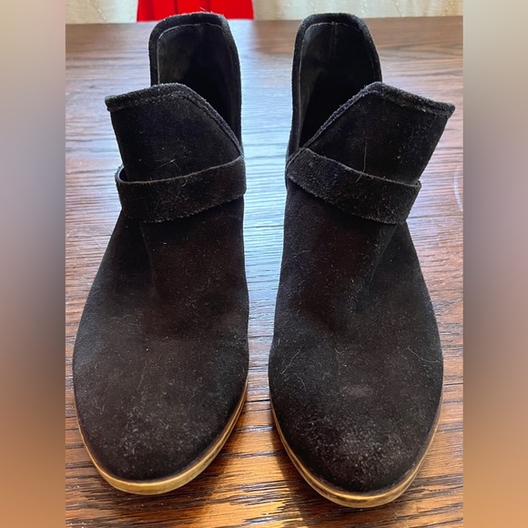 Lucky brand black Bashira ankle boots with cut out and block heel. Size 8M - Picture 3 of 9